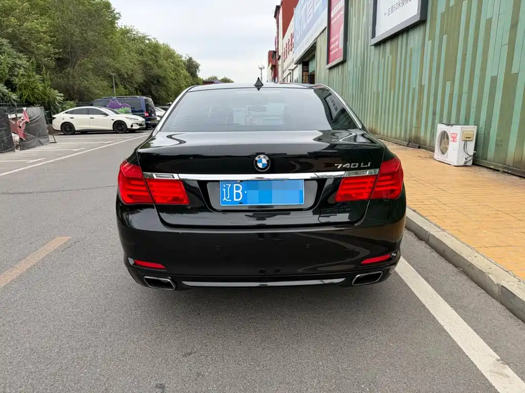 BMW 7 Series — миниатюра 12