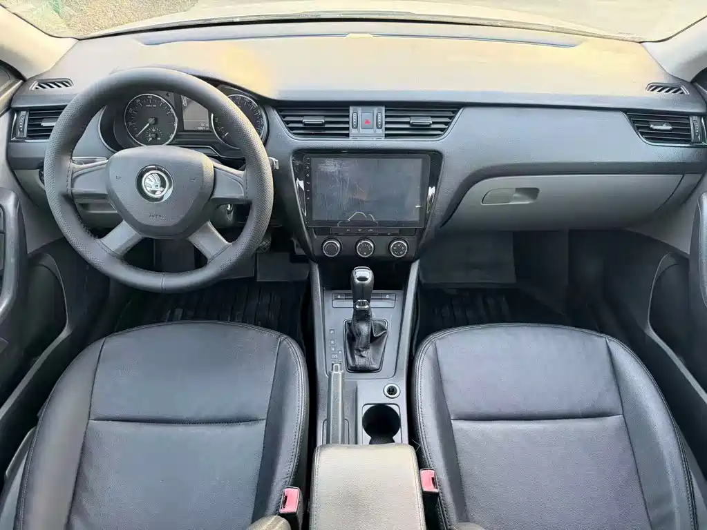 Skoda Octavia 1.6L Auto Comfort Supreme Edition, фото 6