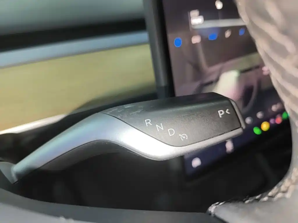 Tesla Model Y — миниатюра 14