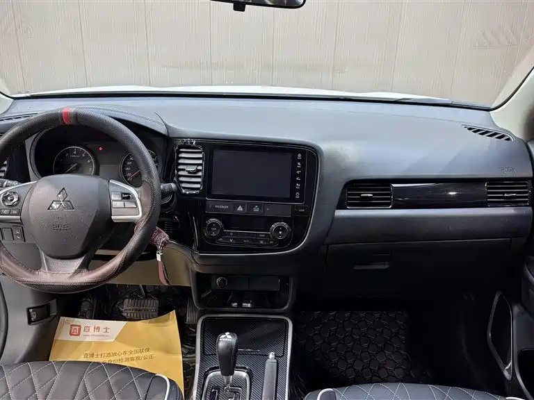 MITSUBISHI OUTLANDER