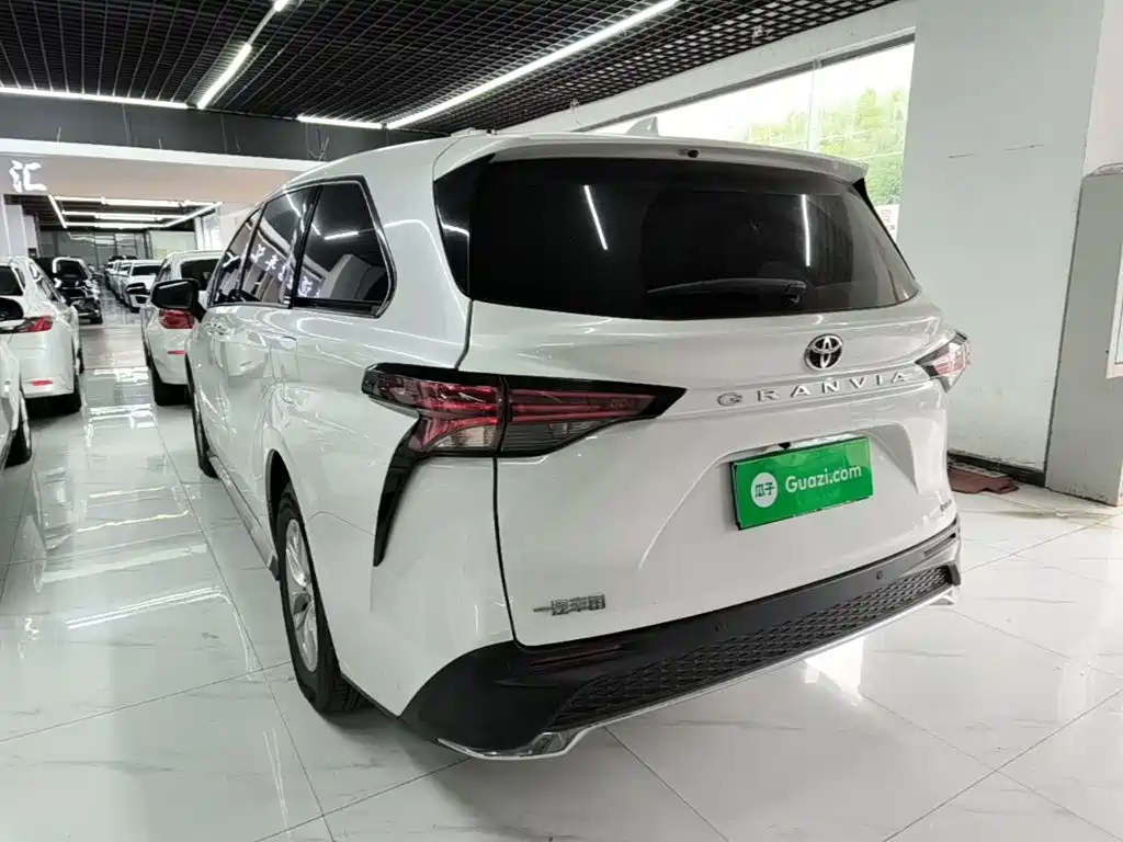 Toyota Granvia — миниатюра 5