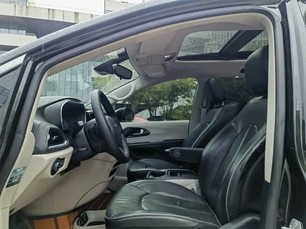 Chrysler Grand Voyager PHEV (Import) — миниатюра 9
