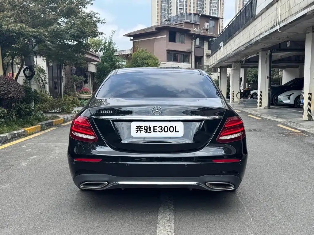 Mercedes-Benz E-Class — миниатюра 8