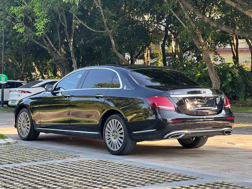 Mercedes-Benz E-Class — миниатюра 32