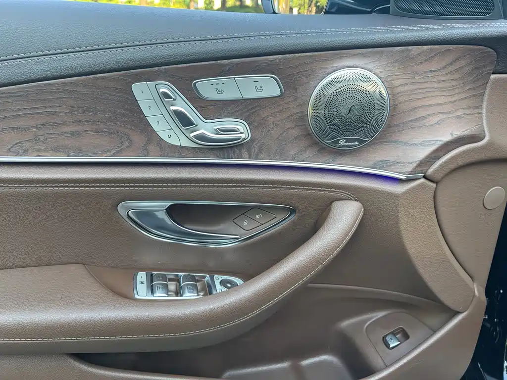 Mercedes-Benz E-Class — миниатюра 9