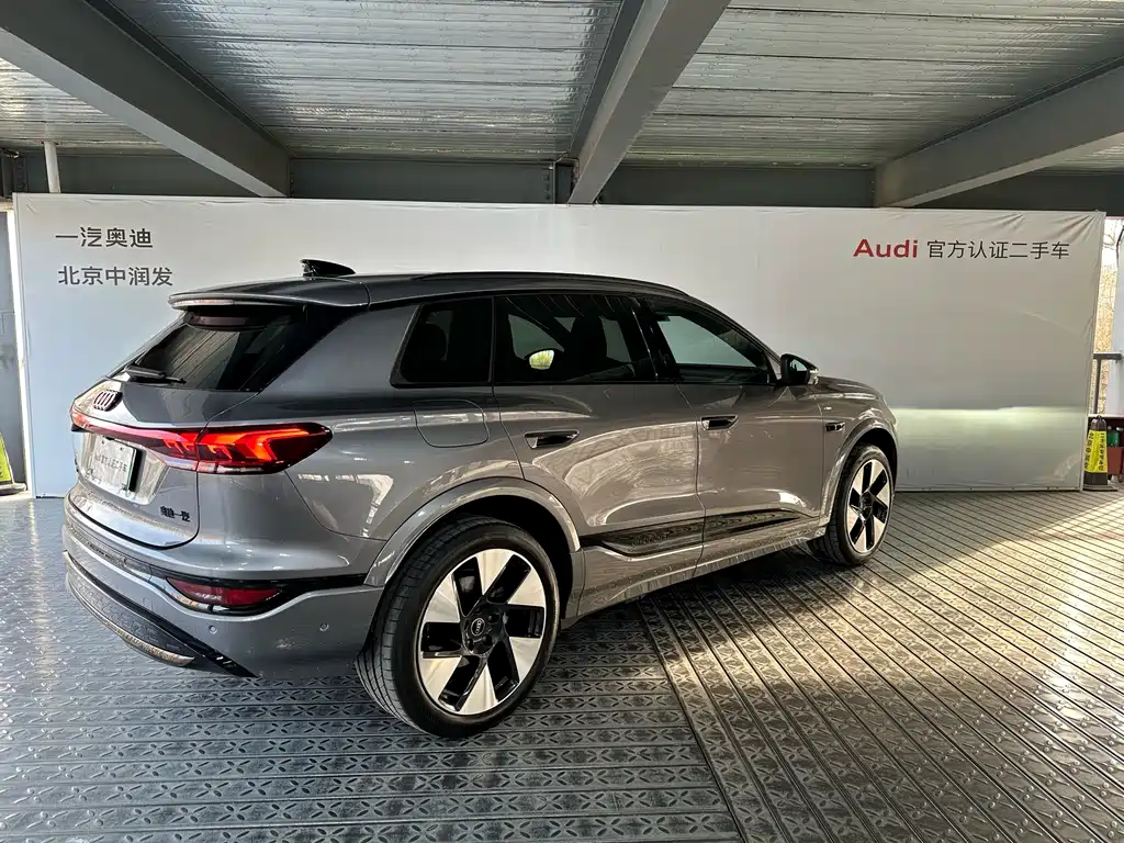 AUDI Q6L E TRON