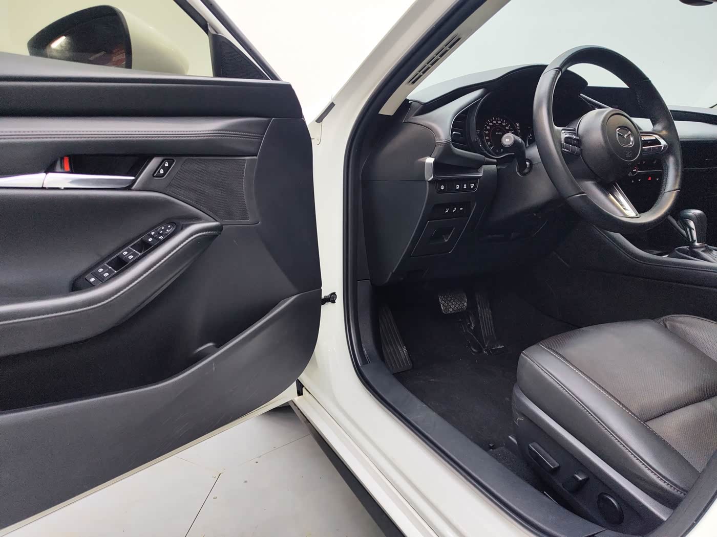 Mazda Mazda3 Axela 2.0 л 2023 г. Белый, пробег 33000 км