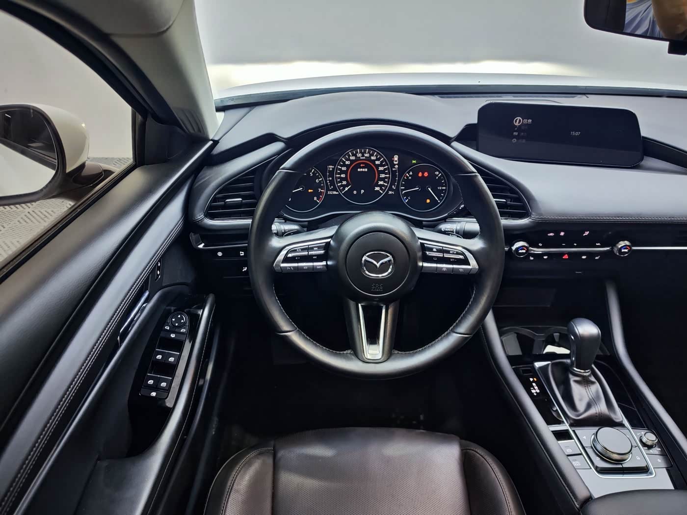 Mazda Mazda3 Axela 2.0 л 2023 г. Белый, пробег 33000 км