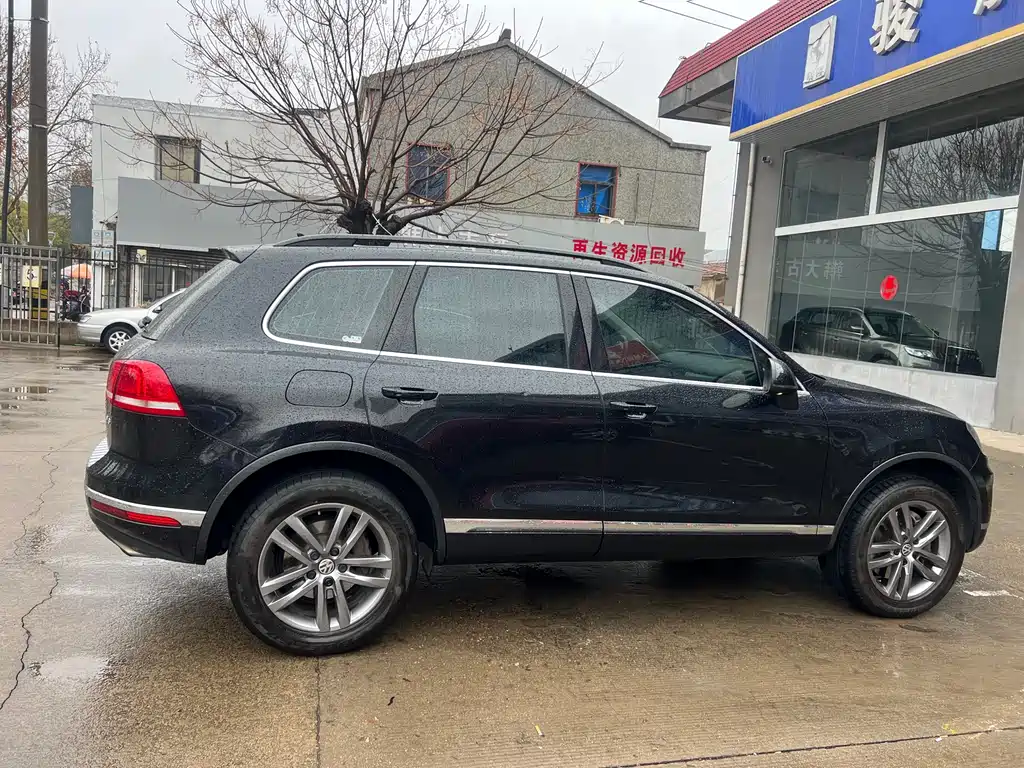 VOLKSWAGEN TOUAREG