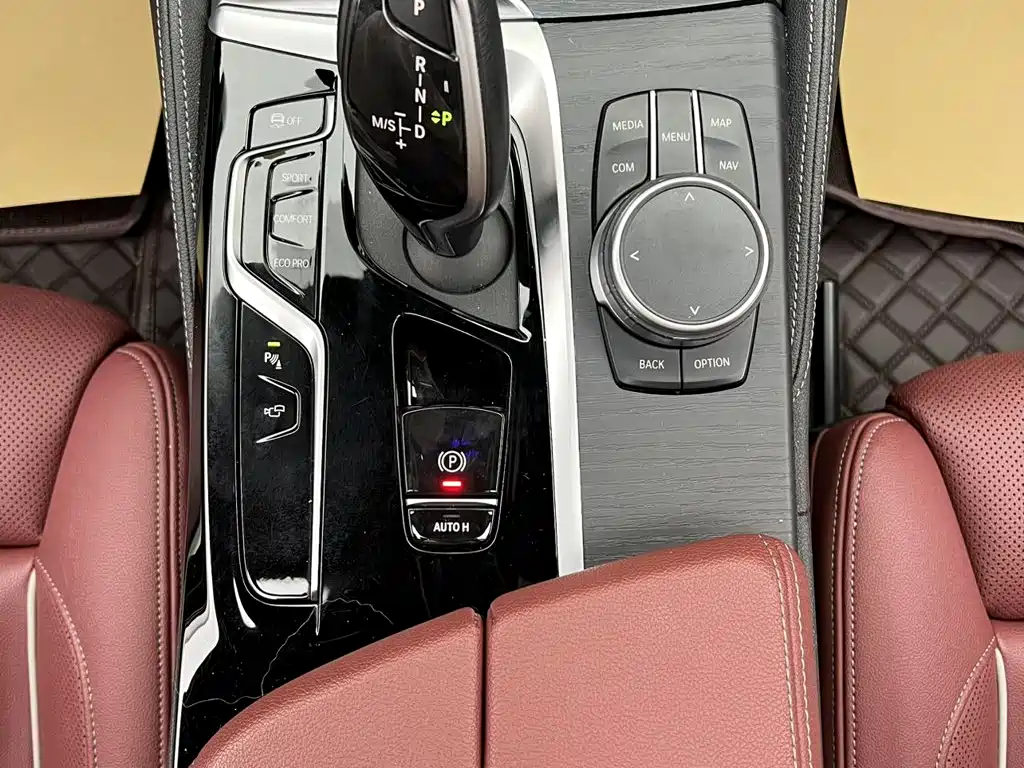 BMW 5 Series — миниатюра 11