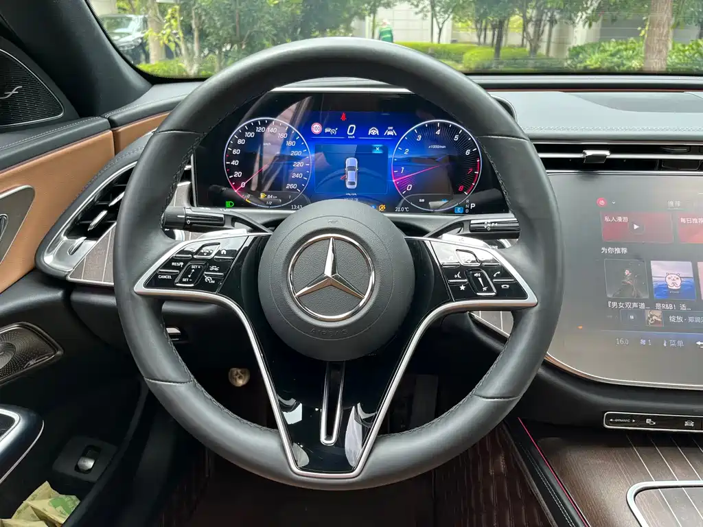 Mercedes-Benz E-Class — миниатюра 10