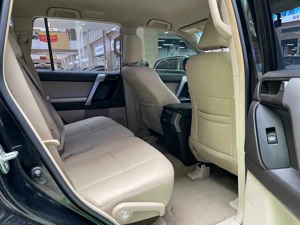 Toyota Land Cruiser Prado 2010 2.7L AT Luxury