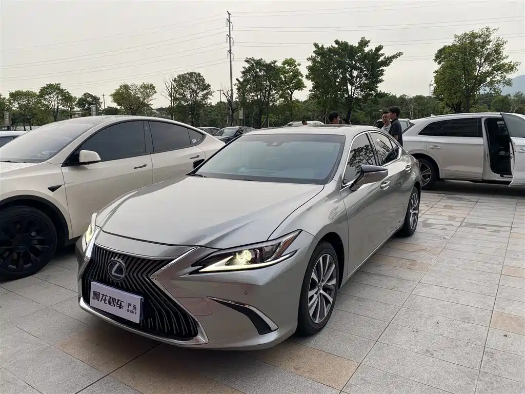 Lexus ES 2020