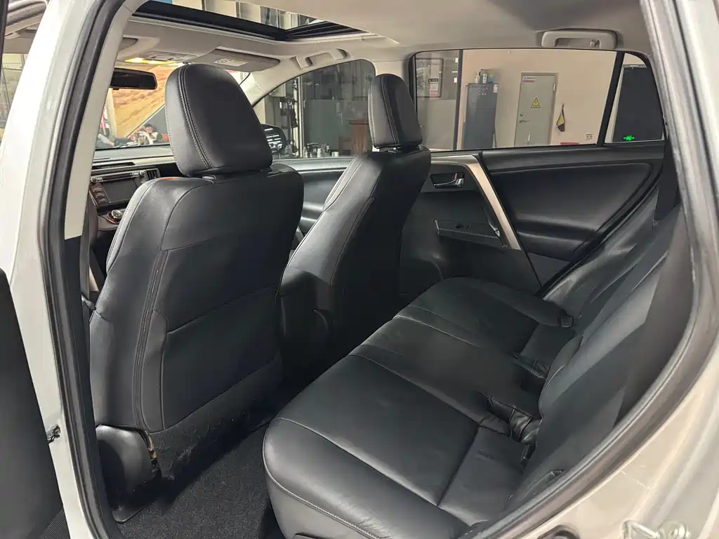 Toyota RAV4 — миниатюра 6