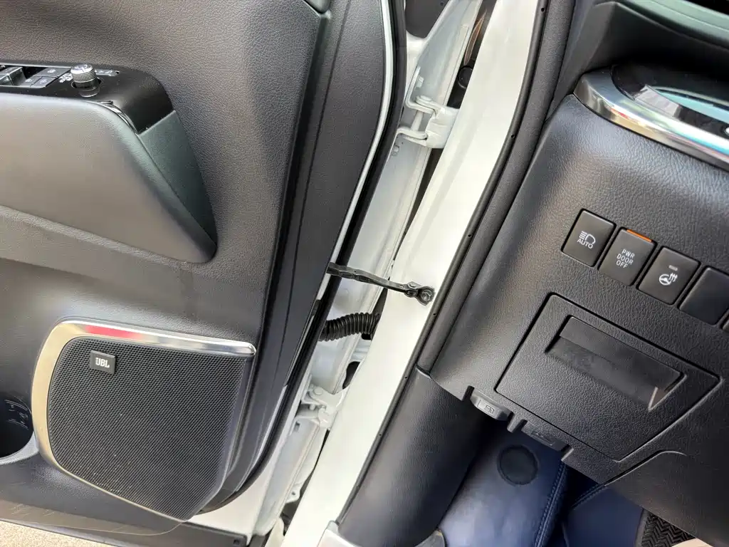 Toyota Vellfire — миниатюра 5
