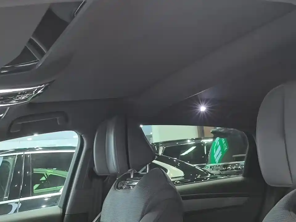 VOYAH LANTU CHASING LIGHT