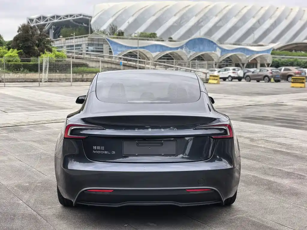 Tesla Model 3 — миниатюра 5