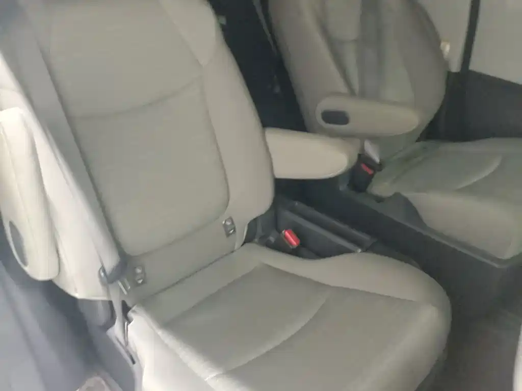Toyota Sienna — миниатюра 5