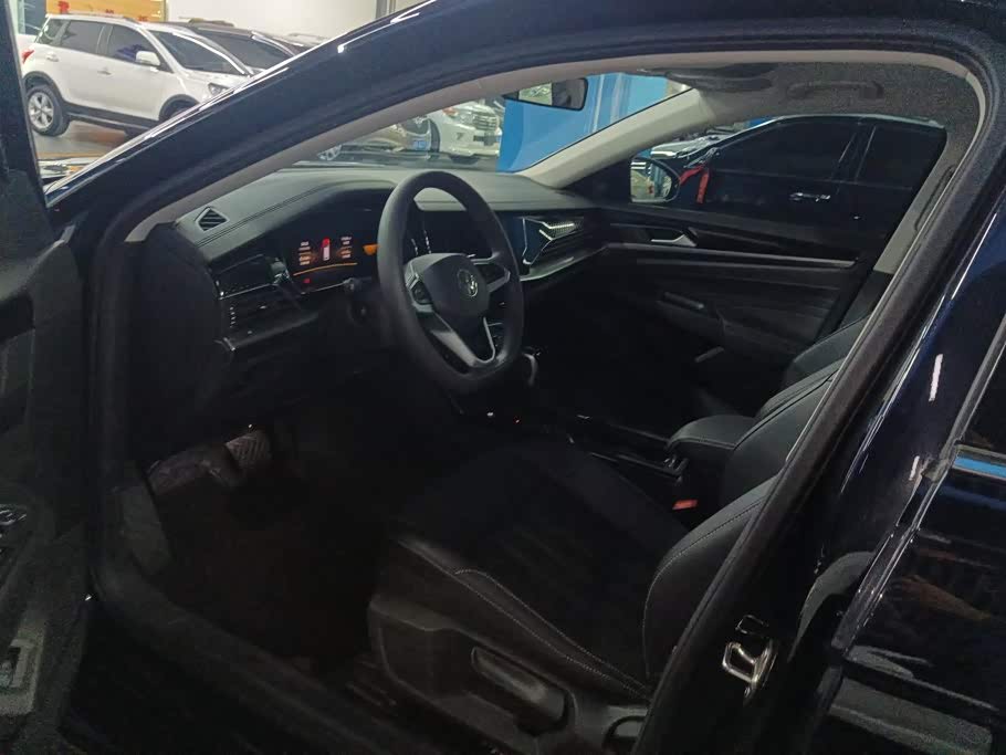 Volkswagen Passat 1.4 л 2025 г. Чёрный, пробег 11600 км