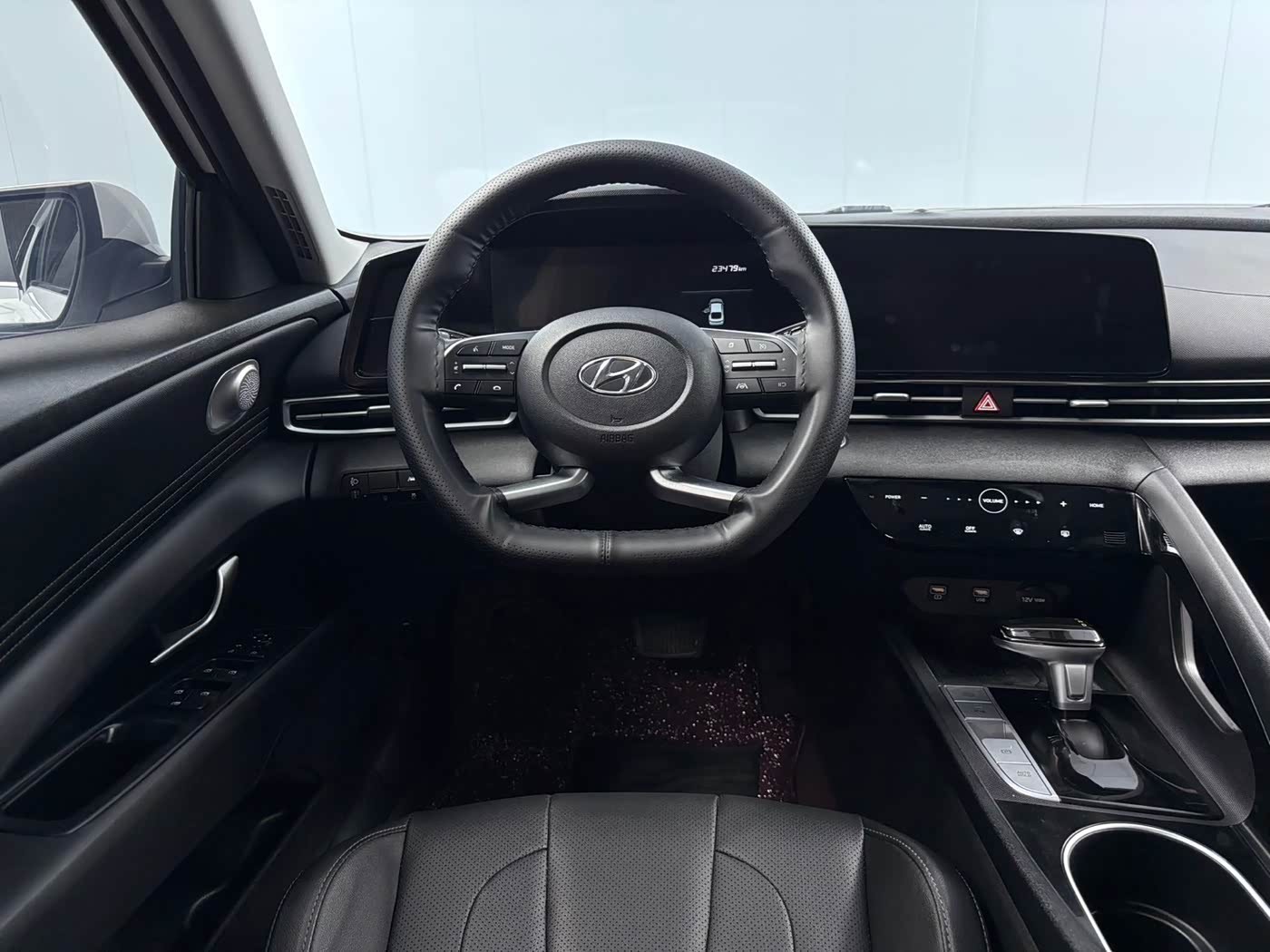 Hyundai Elantra 1.5 л 2023 г. Белый, пробег 20000 км