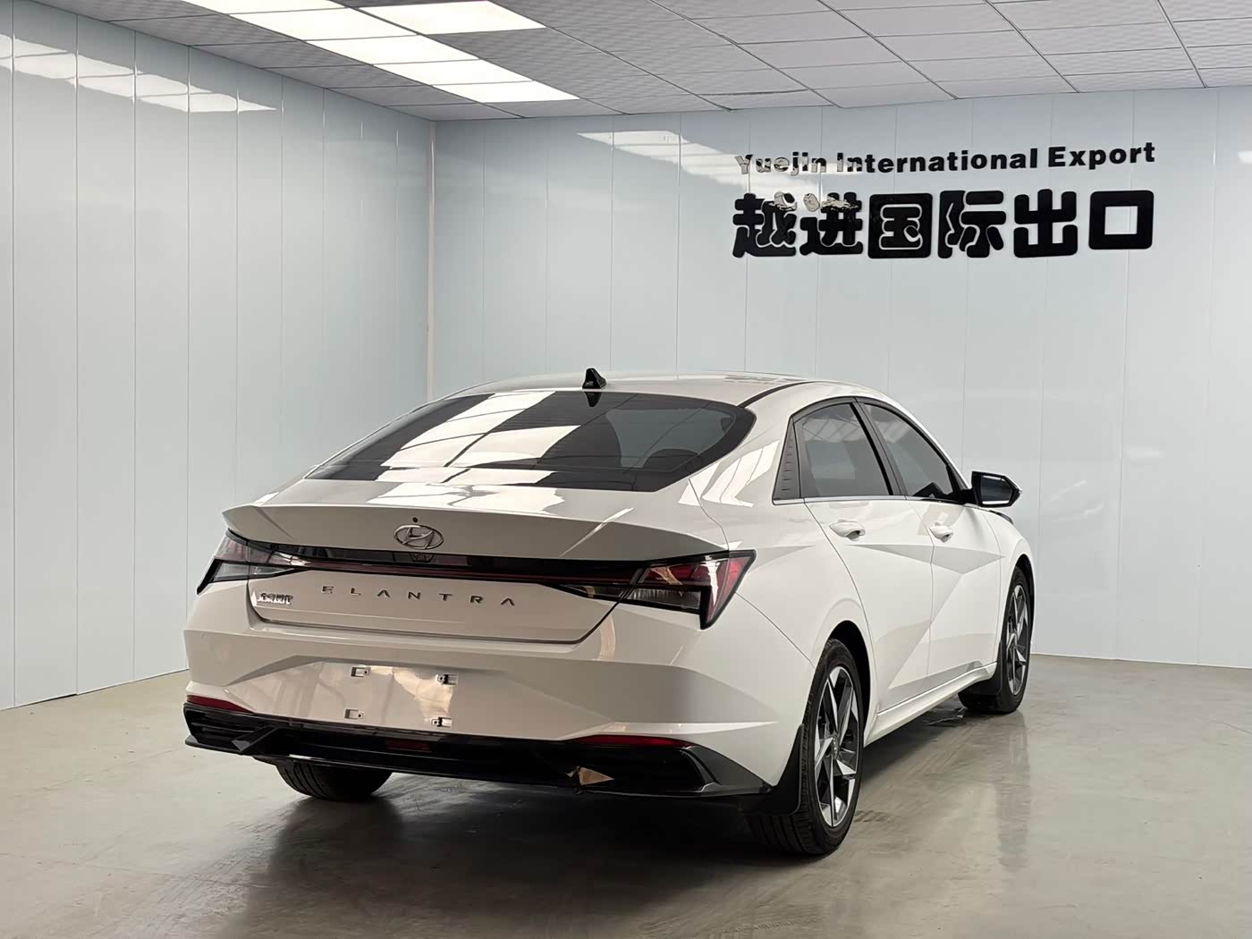 Hyundai Elantra 1.5 л 2023 г. Белый, пробег 20000 км