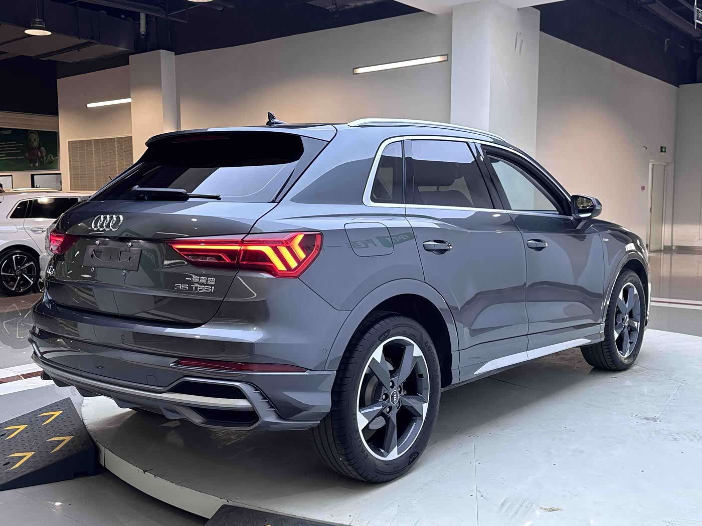 Audi Q3 1.4 л 2022 г. Серебристо-серый, пробег 35000 км