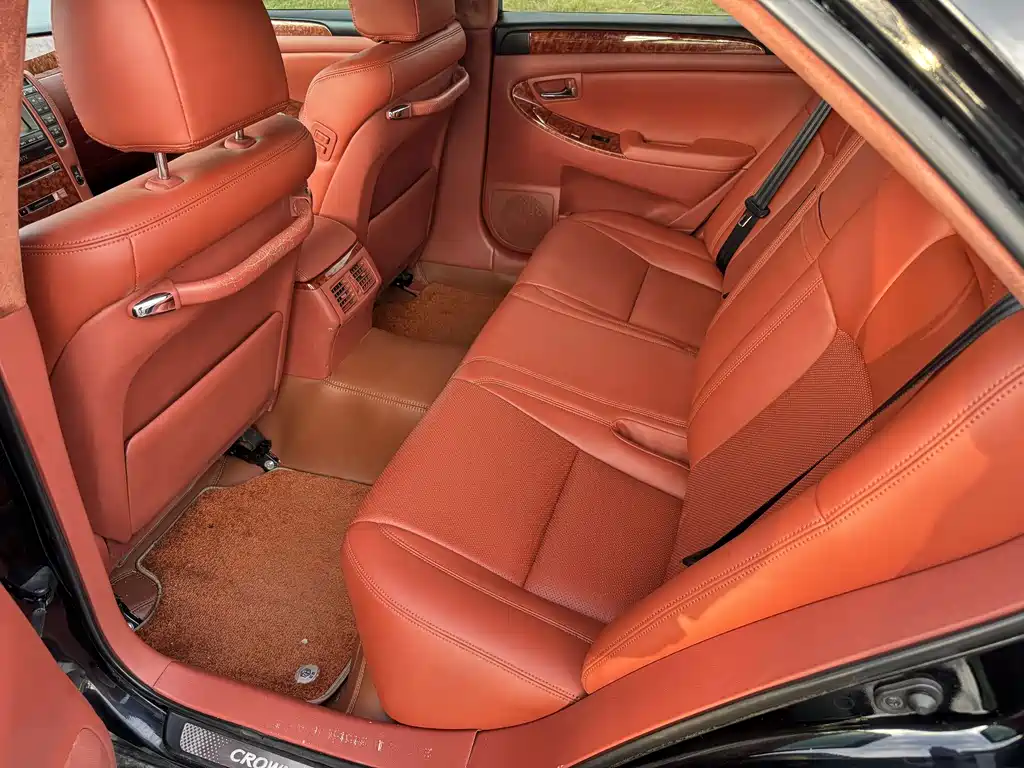 Toyota Crown — миниатюра 8