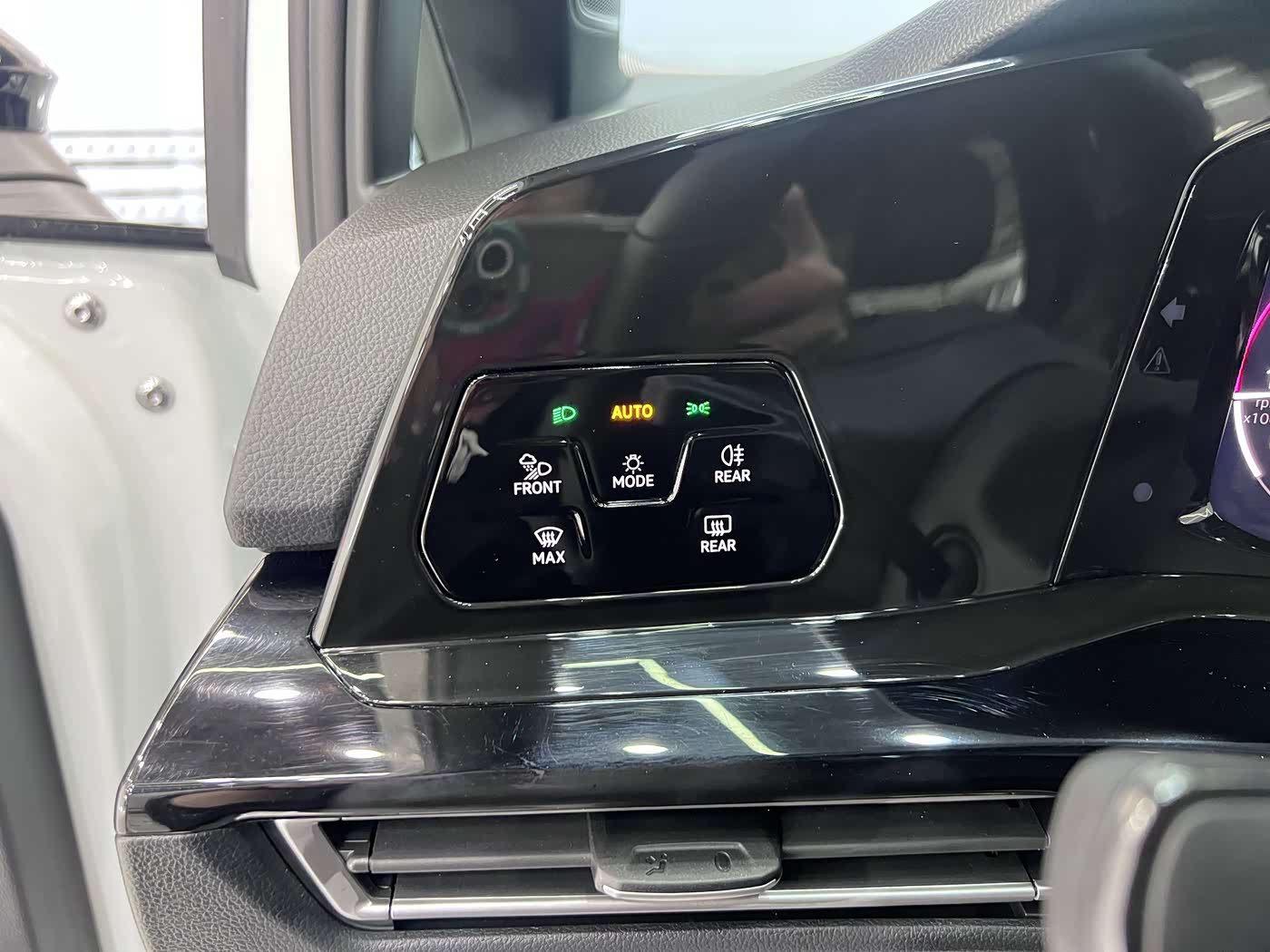 Audi Q3 1.4 л 2023 г. Белый, пробег 18000 км
