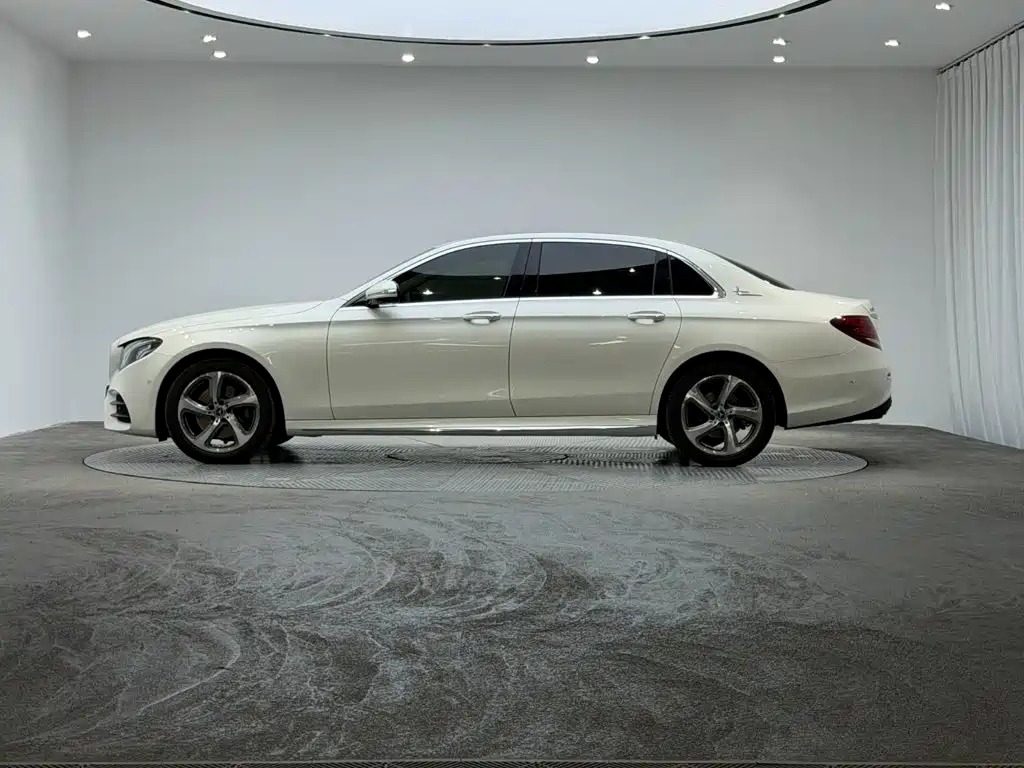Mercedes-Benz E-Class — миниатюра 5