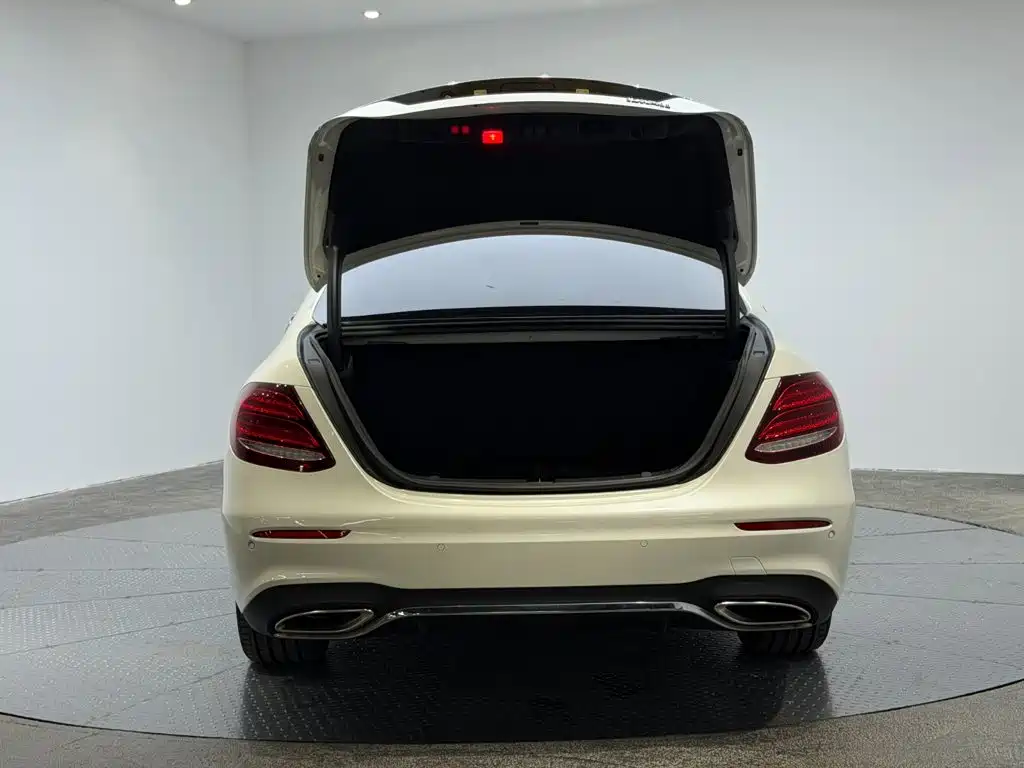 Mercedes-Benz E-Class — миниатюра 9