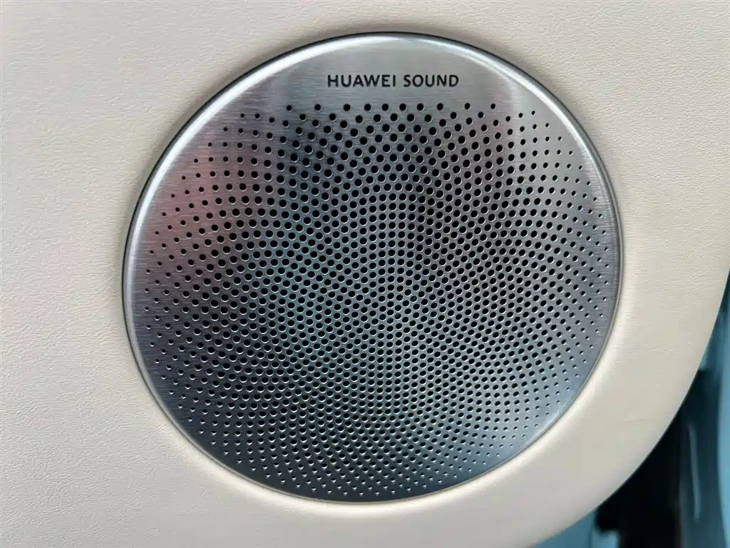 AITO WISDOM WORLD R7