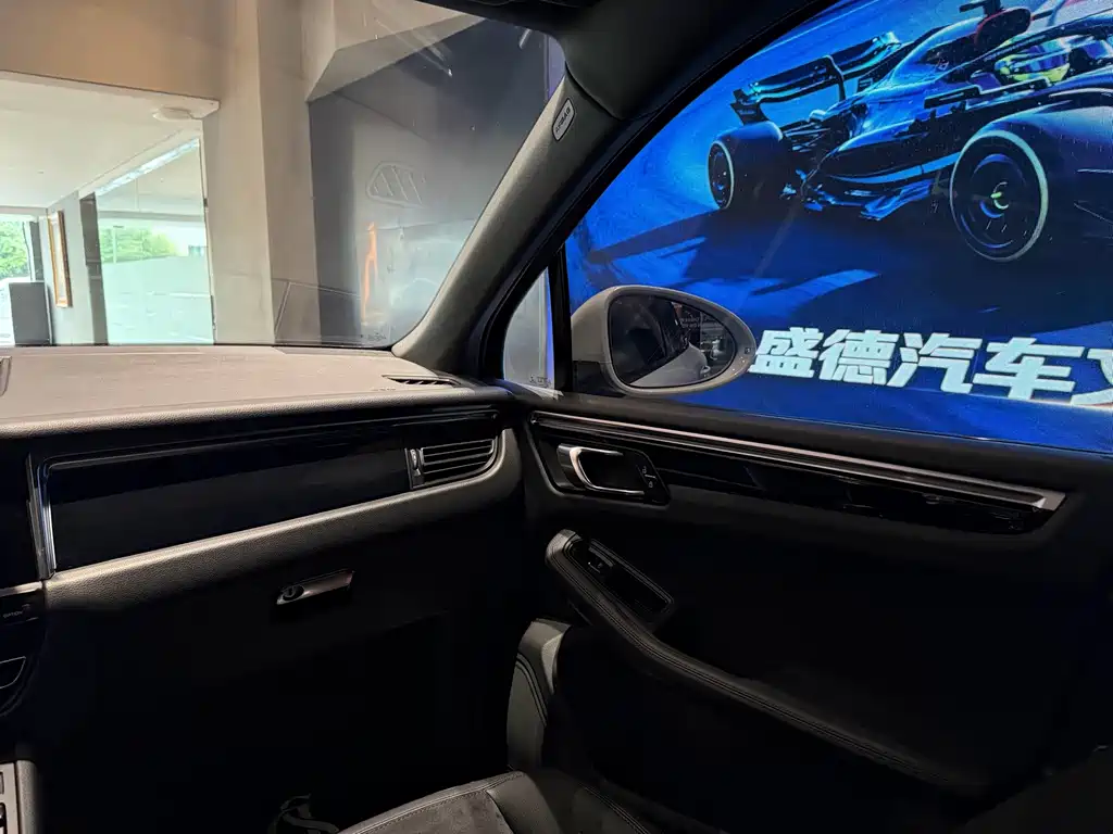 Porsche Macan — миниатюра 11