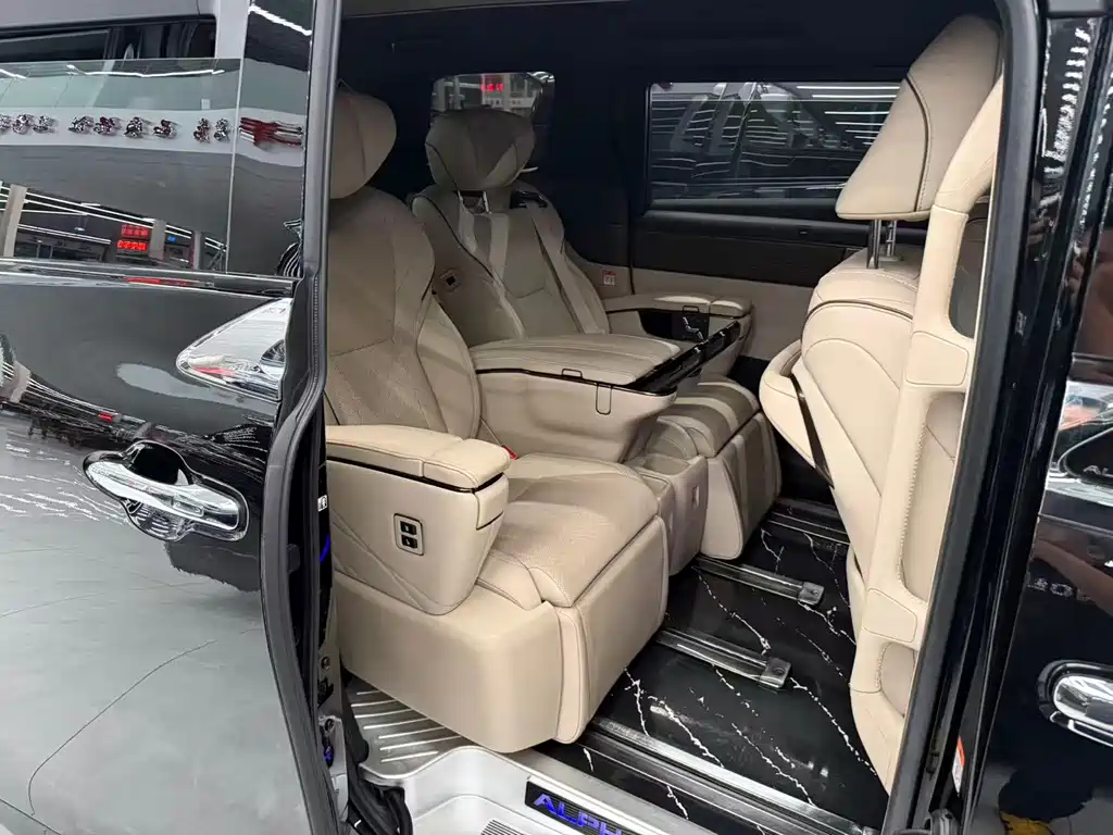Toyota Alphard — миниатюра 6