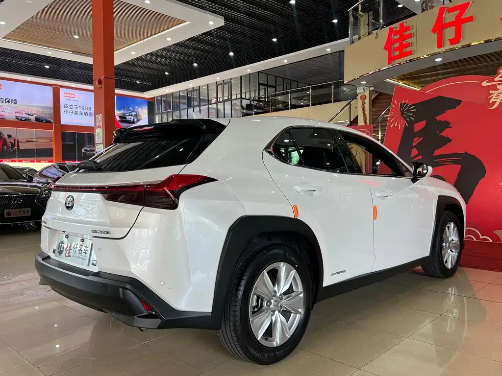 LEXUS UX