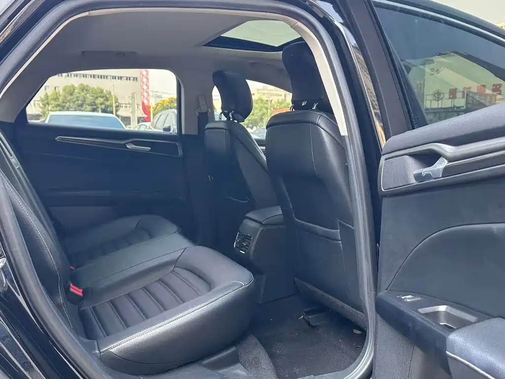 Ford Mondeo — миниатюра 7