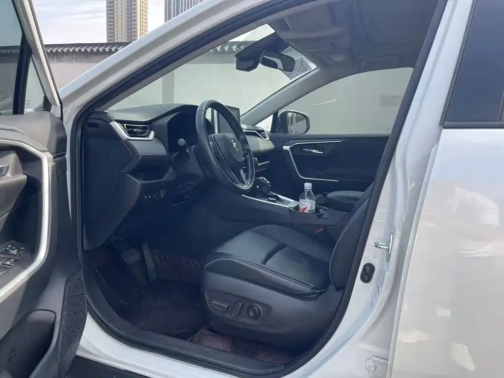 Toyota RAV4 — миниатюра 5