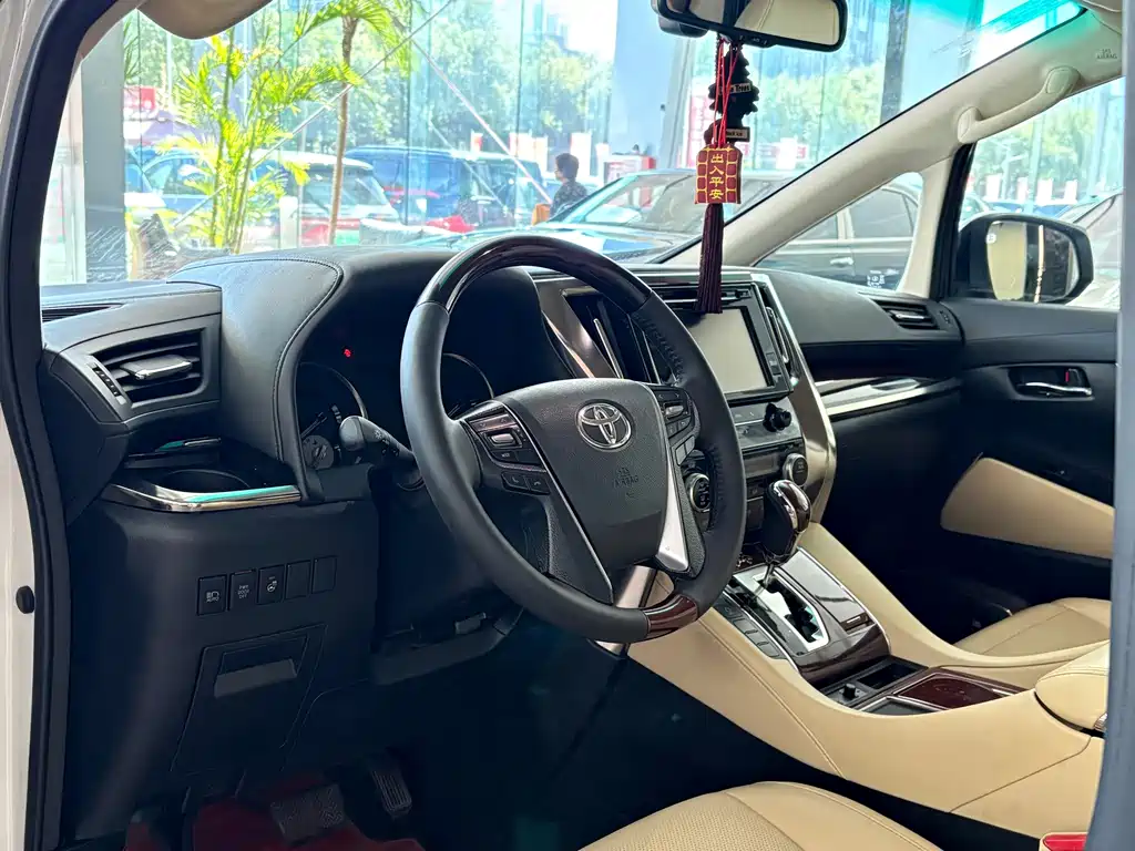 Toyota Alphard — миниатюра 5