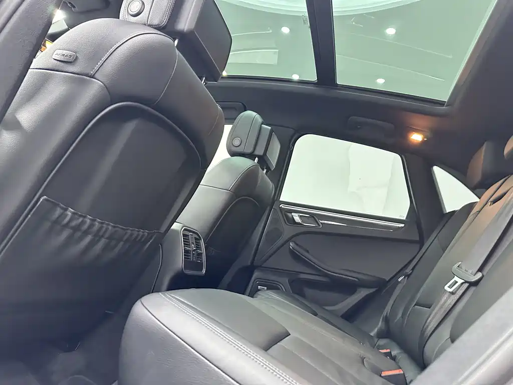 Porsche Macan — миниатюра 13