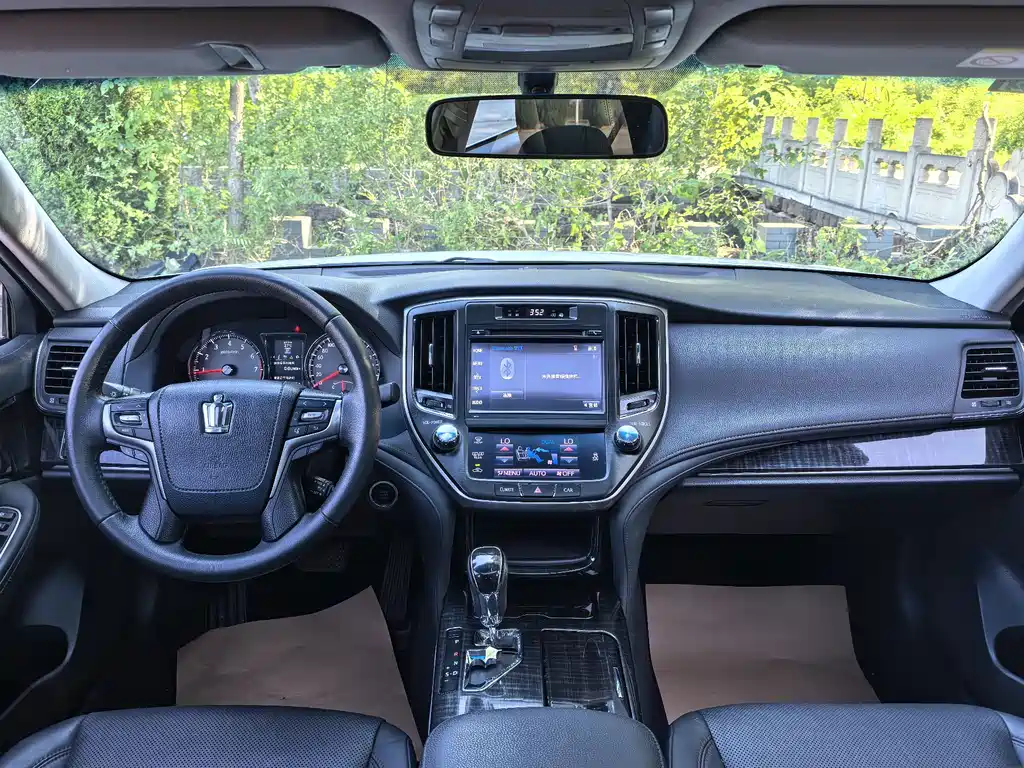Toyota Crown — миниатюра 13