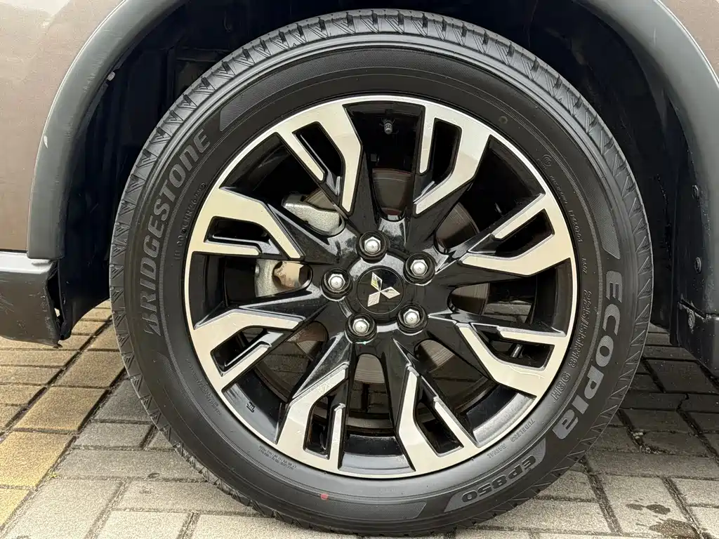 Mitsubishi Outlander — миниатюра 11