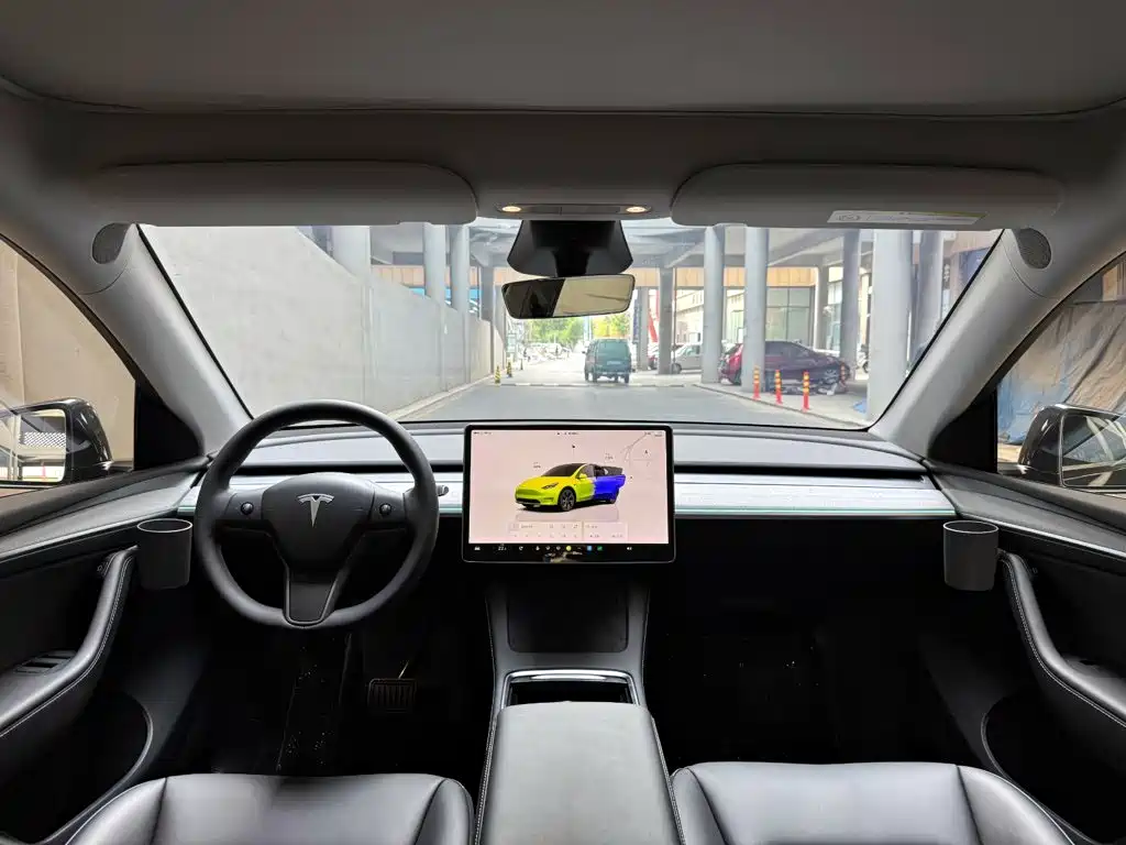 Tesla Model Y — миниатюра 11