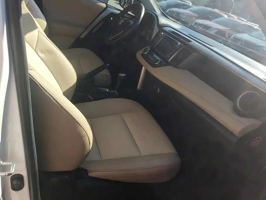 Toyota RAV4 — миниатюра 8