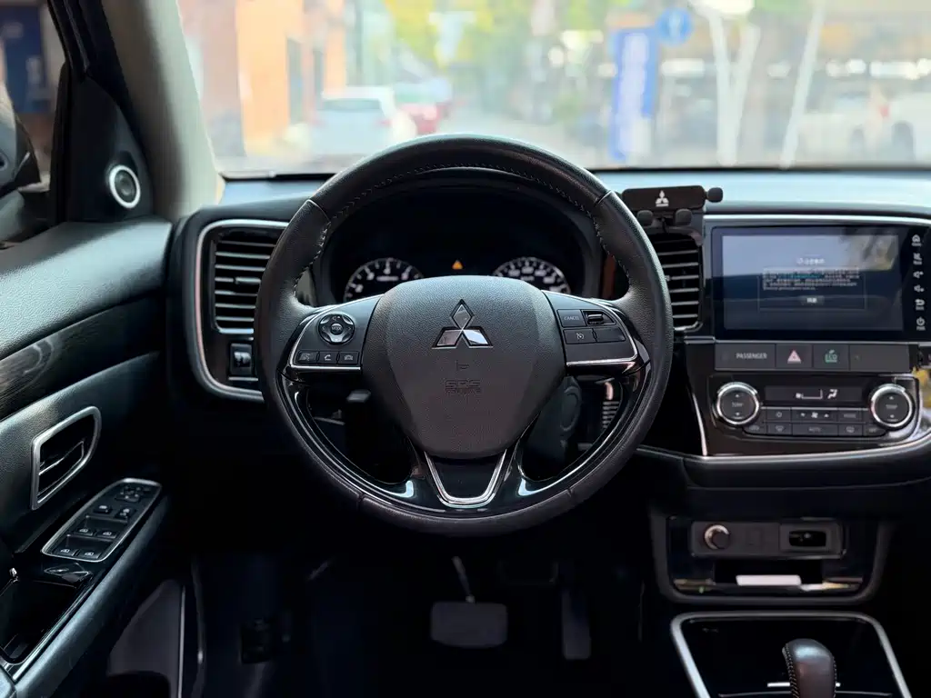 Mitsubishi Outlander — миниатюра 9