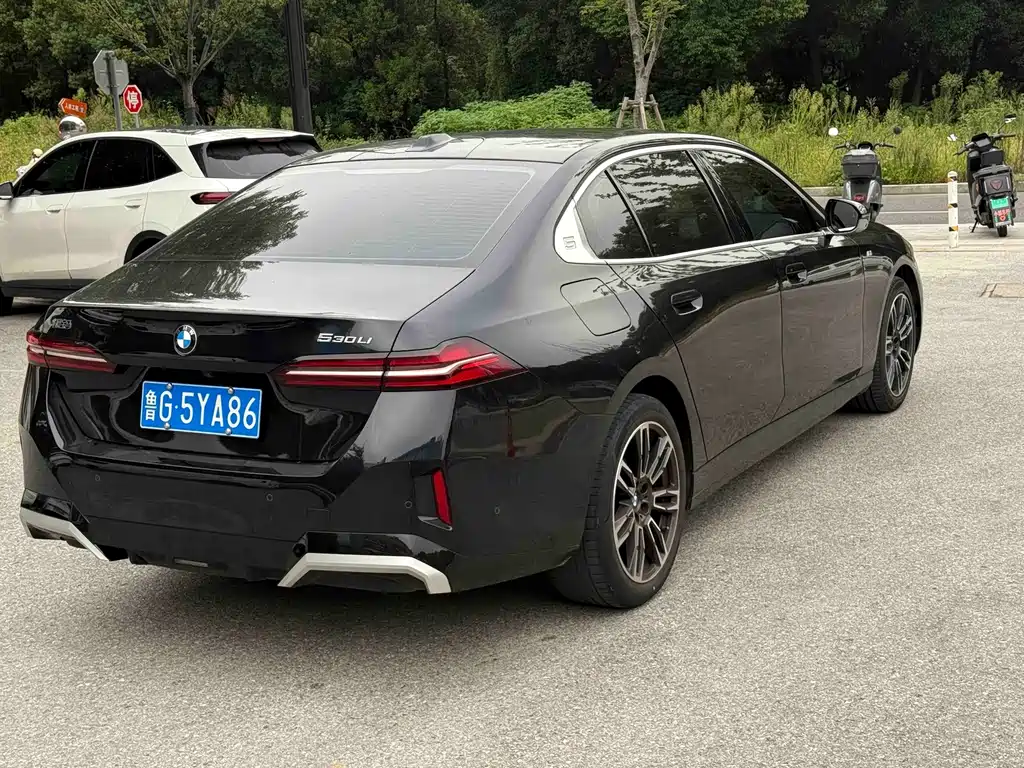 BMW 5 Series — миниатюра 7