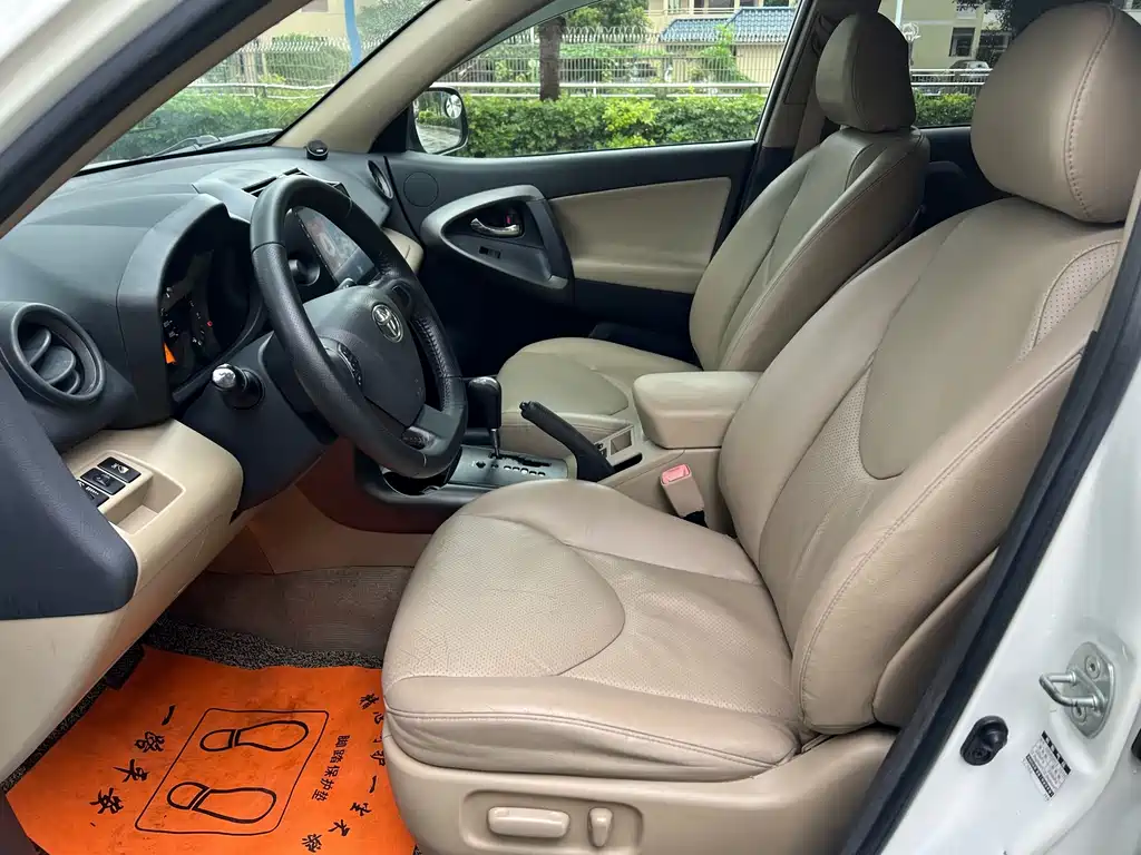 Toyota RAV4 2011 2.0L AT Luxury