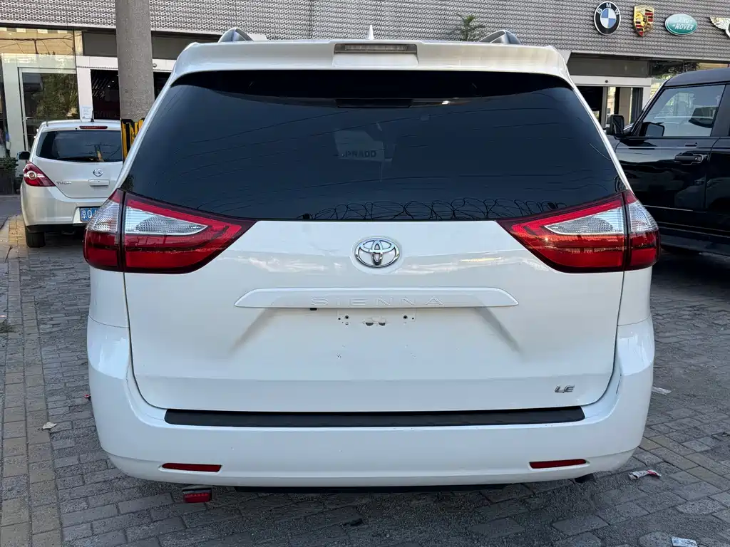Toyota Sienna — миниатюра 18