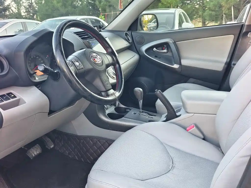 Toyota RAV4 — миниатюра 4