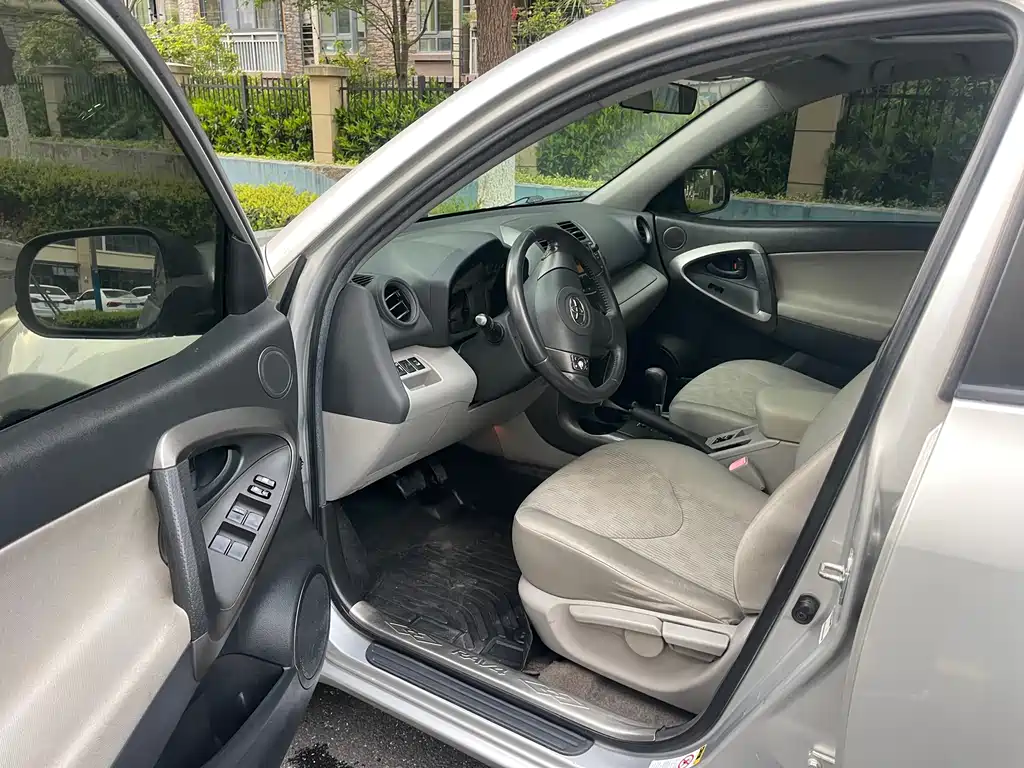 Toyota RAV4 2010 2.0L AT Luxury