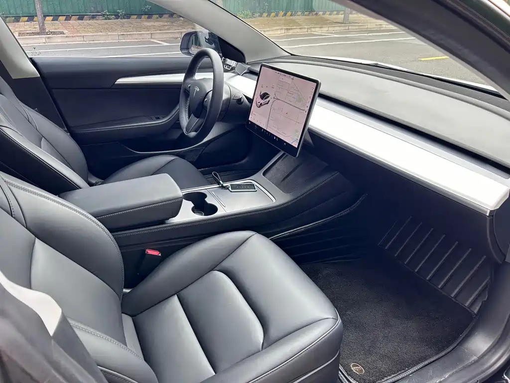 Tesla Model 3 — миниатюра 7