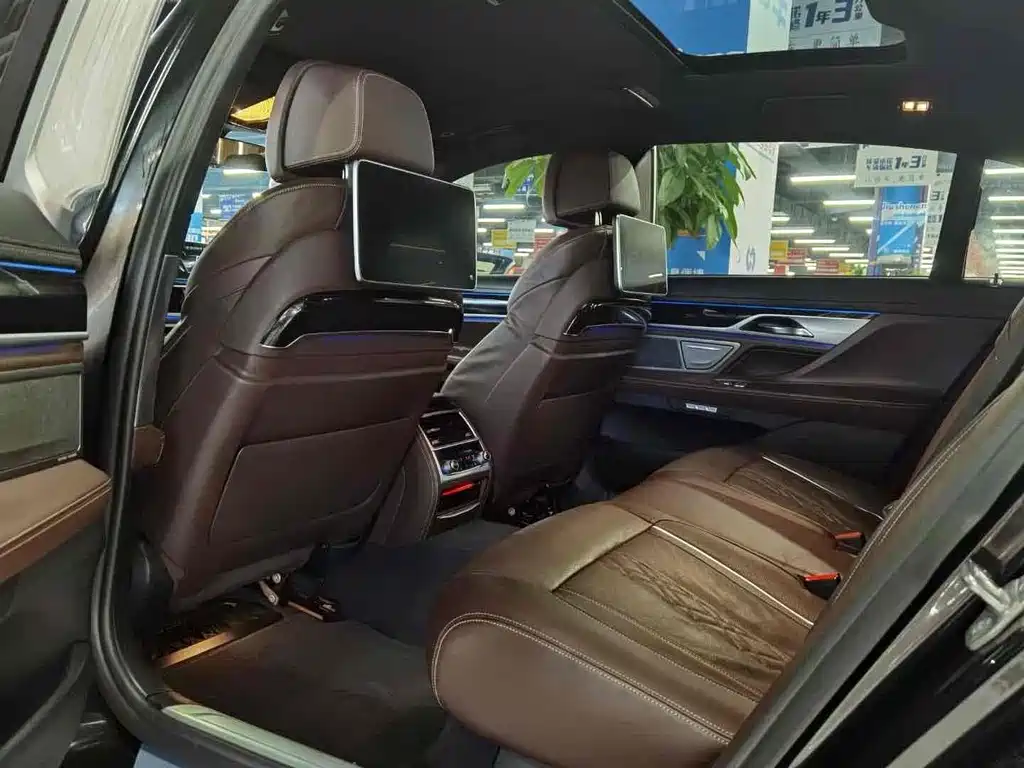BMW 7 Series — миниатюра 9
